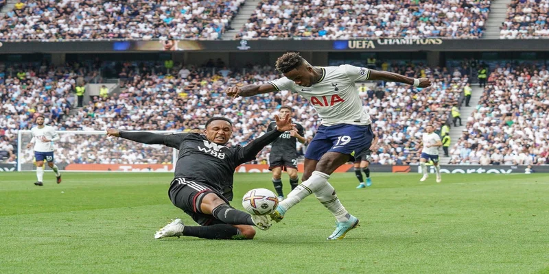 Loại tắt bóng nguy hiểm và ấn tượng nhất Sliding Tackle (Xoạc Bóng)